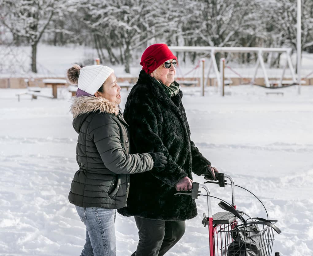 Två kvinnor på vinterpromenad